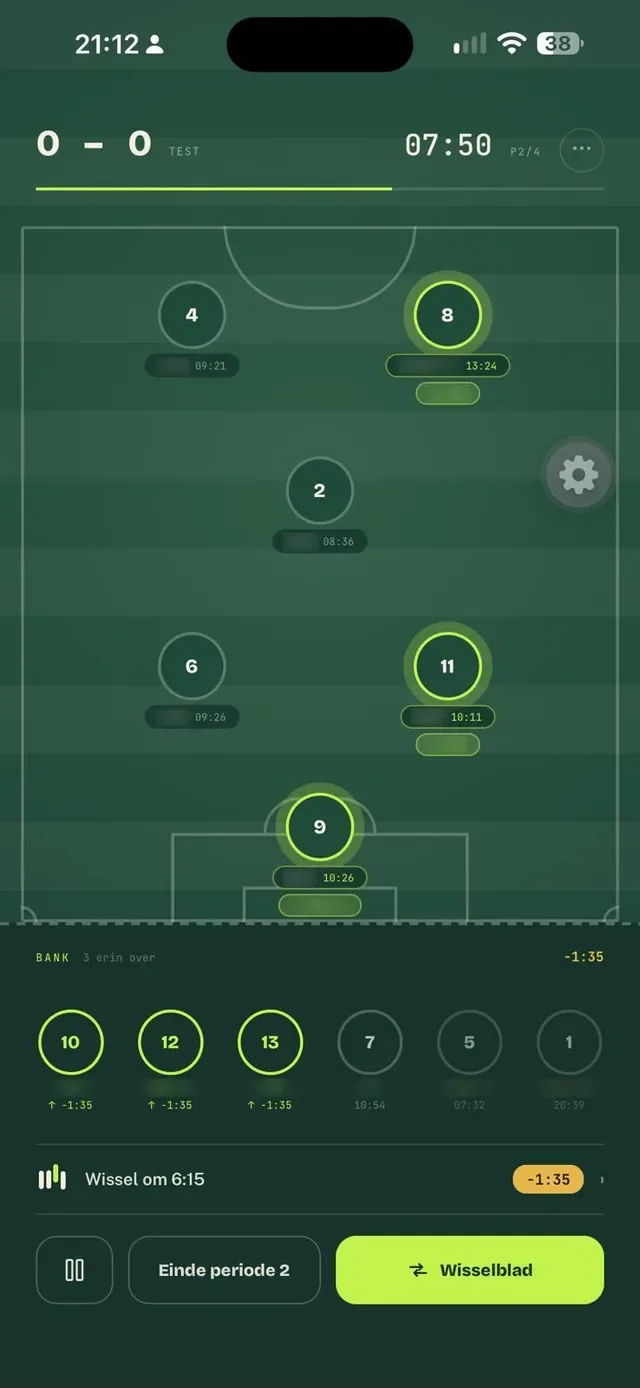 Tibo tijdens een wedstrijd: het veld, speeltijd per speler en de wisselbank. Namen zijn vervaagd.